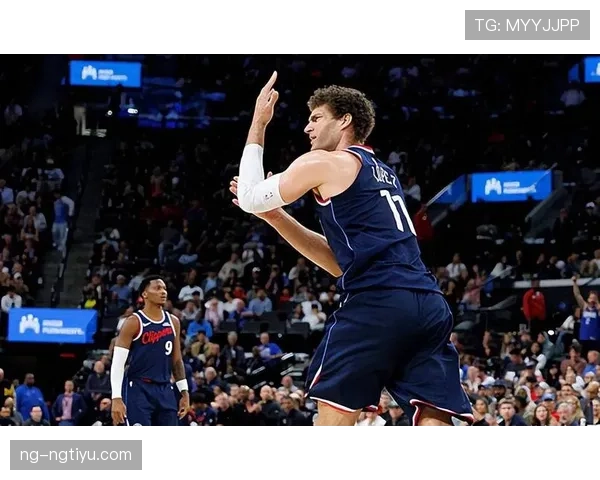 布鲁克·洛佩斯内线挡拆拉开空间提升球队三分效率