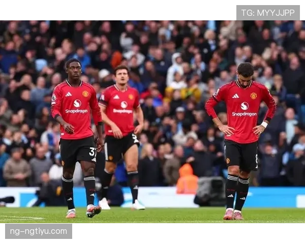 曼联防线失误频繁引发争议，本赛季球队稳定性面临考验